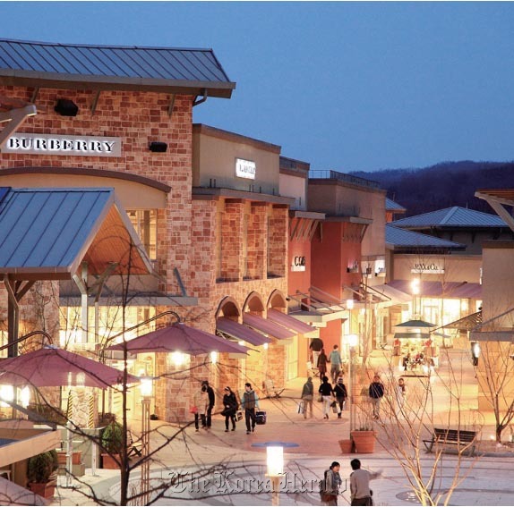 Shinsegae Simon’s outlet in Yeoju.   Shinsegae