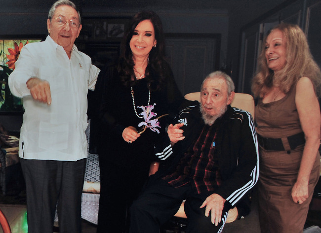(From left to right) Cuban President Raul Castro, Argentina’s President Cristina Fernandez, Cuban Revolution leader and former president Fidel Castro and his wife Dalia Soto attend a meeting held in Havana, Cuba, Friday. Fernandez traveled to Cuba to show her support to Venezuelan President Hugo Chavez, who is under medical surveillance after cancer surgery.   Xinhua-Yonhap News