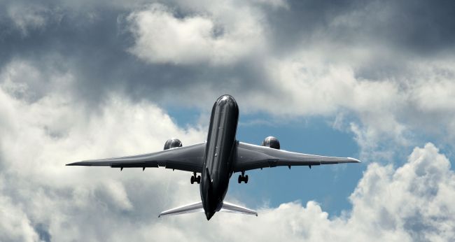 A Qatar Airways Boeing 787 Dreamliner climbs after taking off in Hampshire, England.   AFP-Yonhap News