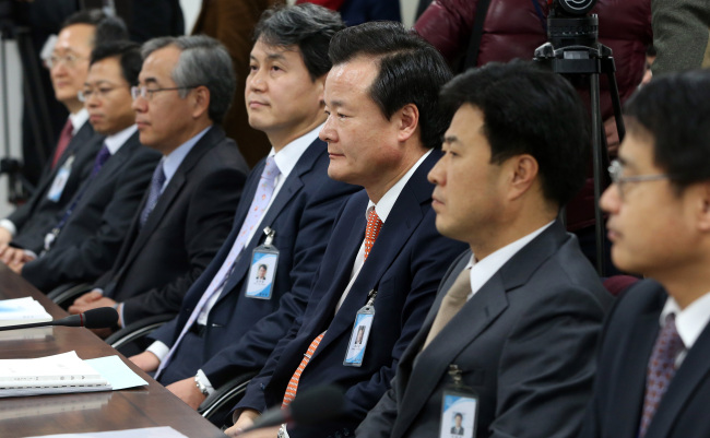 Members of the Justice Ministry and the Supreme Prosecutors’ Office attend the briefing session for the transition committee at the team’s headquarters in Samcheong-dong, Seoul, on Saturday.   Yonhap News