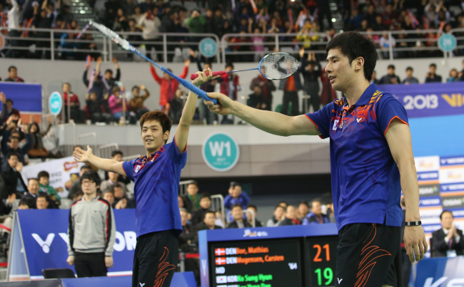 Lee Yong-dae (left) and Ko Sung-hyun acknowledge the crowd after their win.   Yonhap News