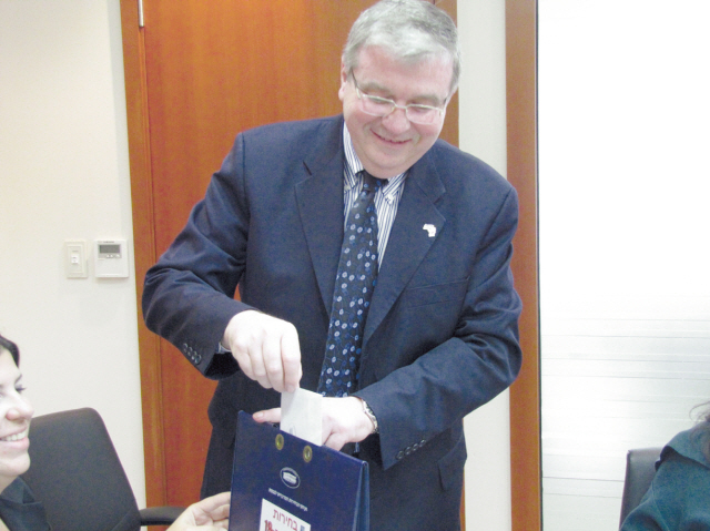 Israeli Ambassador to Korea Tuvia Israeli casts his ballot for the Jan. 22 election in his country at the Israeli Embassy in Korea, Thursday. (Philip Iglauer/The Korea Herald)