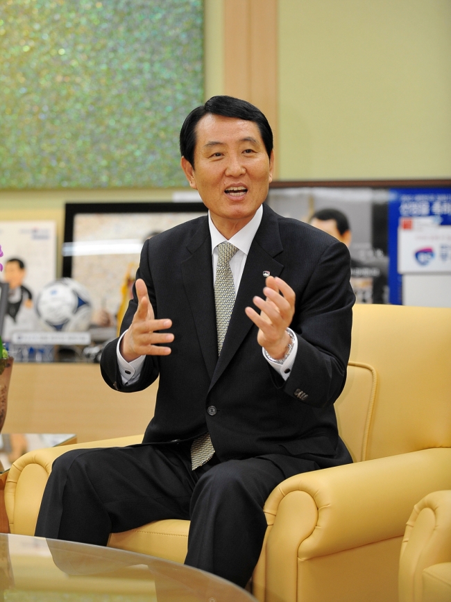 성세환(금융인/부산은행장)
성세환 부산은행장(사진)은 ‘강하고 빠른 은행’으로의 체질 개선을 올해 경영의 최대목표로 설정했다. 불확실한 경제여건과 저성장ㆍ저금리 기조 지속에 따른 위기 상황을 돌파하기 위해 조직운영의 효율성을 높이겠다는 의지다. 성 행장은 “불황기를 은행 경쟁력 강화의 기회로 삼고 핵심역량에 대한 투자를 확대해 기초체력을 키워나갈 것”이라고 말했다.