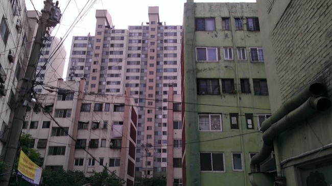 용산역세권개발사업이 진퇴양난에 빠진 가운데 하우스푸어로 전락한 서부 이촌동 일대 주민들이 살고 있던 주택을 반값으로 경매장에 내놓고 있다.