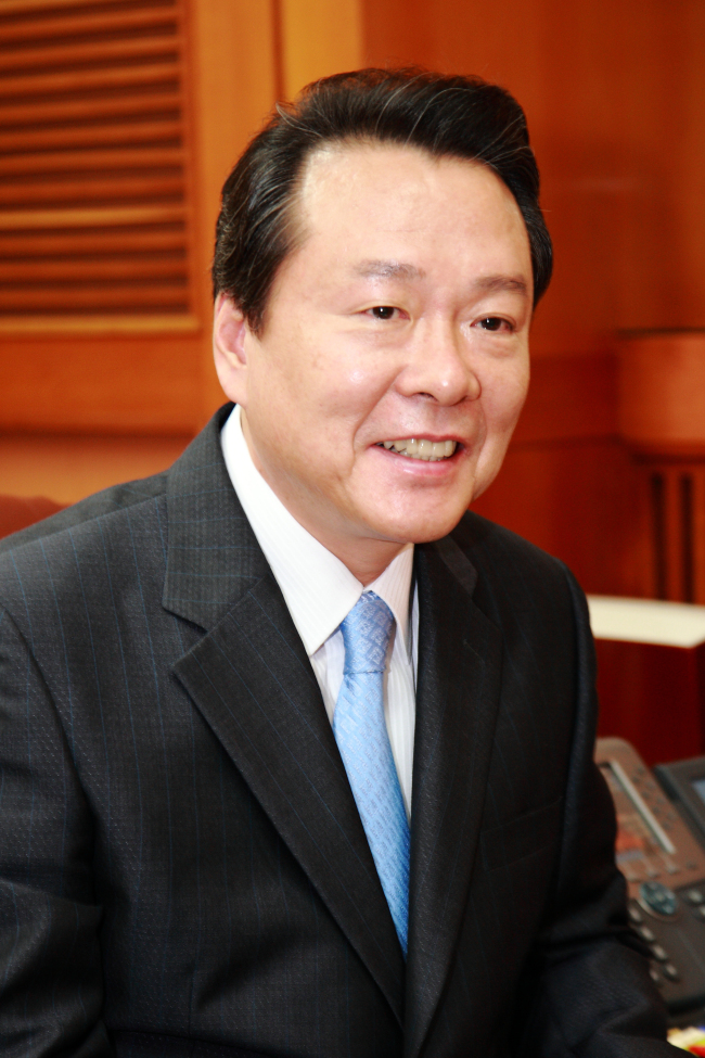 노현송(공무원/강서구청장)
남은 임기 1년 6개월여, 노현송 강서구청장은 남은 구정 최대의 목표로 ‘마곡단지의 성공적인 유치 및 안정화’를 꼽았다. 마곡단지는 서울시에서 상대적으로 낙후돼있는 강서구 미래의 사활이 걸려있다는 판단에서다.