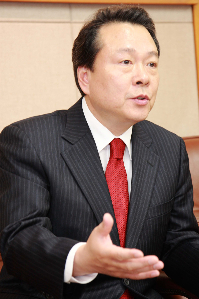 노현송(공무원/강서구청장)
남은 임기 1년 6개월여, 노현송 강서구청장은 남은 구정 최대의 목표로 ‘마곡단지의 성공적인 유치 및 안정화’를 꼽았다. 마곡단지는 서울시에서 상대적으로 낙후돼있는 강서구 미래의 사활이 걸려있다는 판단에서다.