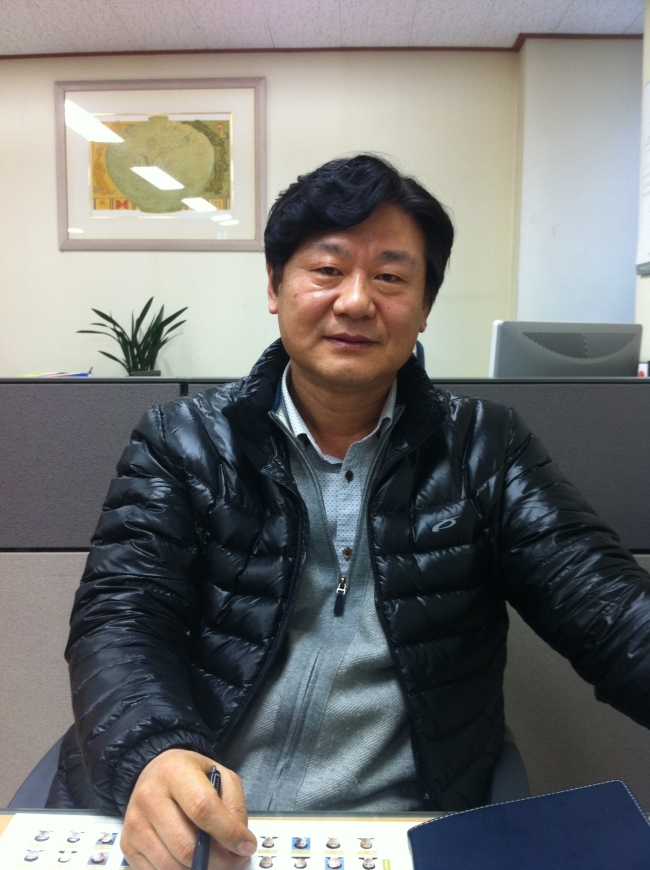 채수운(공무원/강남구청 생활보건팀장)
서울 강남대로가 금연거리로 지정된 지 7개월여가 지났다. 강남역~신논현역 간 836m 구간의 흡연단속을 하는 채 팀장은 지난 7개월을 ‘길었지만 보람 있었던 시간’이라고 정리했다. “금연거리 지정 초기에는 단속에 항의하는 시민들과 실랑이를 벌이는 것이 일이였죠. 여기가 언제부터 금연거리가 됐냐, 내가 담배피우는 것을 봤냐’며 따지는 사람들은 물론, 10만원의 과태료가 너무 많다며 반발하는 분들도 있었어요. 입에 담지못할 욕을 듣기도 했죠”라며 채 팀장은 담담하게 말했다.
