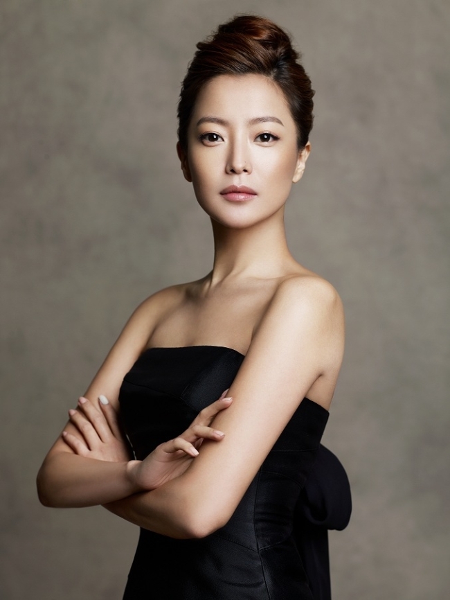 김희선(배우)
여배우들이 대거 예능MC로 나서고 있다. 김희선은 설이 지나고 첫방송 될 SBS 토크쇼 ‘강심장2' MC를 맡았다. 신동엽, 윤종신과 함께 호흡을 맞추게 된다.
