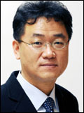 함영훈(언론인)
요즘 일본인들은 주말이 되면 무사히 1월을 맞이한 점을 신에게 감사하고 올해도 ‘잘 지켜달라’고 기도하는 ‘하쓰모오데’(初詣) 의식을 치르기 위해 신사(神社)에 장사진을 이루고 있다. 토요일인 12일 교토의 후시미이나리 타이샤(太社)와 노노미야 신사에는 그야말로 발 디딜 틈이 없었다.