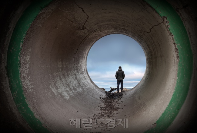 인생의 긴 터널, 그 터널을 걷는 게 힘들고 지친다고 스스로 삶을 포기하는 이들이 점점 늘고 있다. 그러나 그렇게 자신을 지우고, 포기하는 것은 또 다른 고통과 아픔을 낳을 뿐이다. ‘나’를 지우면, ‘나’만 없어지는 게 아니다. 자살은 또 다른 아픔과 또 다른 슬픔, 고통을 낳는다. 그래서 막아야 한다.  ［헤럴드경제DB]