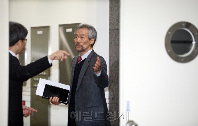 대통령직인수위원회 유민봉(오른쪽) 기획조정분과간사와 강석훈위원이 14일 서울 삼청동 대통령직인수위원회에서 열린 고용노동부 업무보고장 밖에서 얘기를 나누고 있다. 2013.1.14
국정기획조정분과 유민봉 간사(오른쪽)와 강석훈 위원이 14일 서울 삼청동 한국금융연수원 내 대통령직인수위원회에서 열린 고용노동부 업무보고장 밖에서 이야기를 나누고 있다. 이날 고용노동부는 박근혜 대통령 당선인의 대선 공약인 고용률 70% 달성을 위한 구체적인 정책방안을 제시한 것으로 알려졌다.  안훈 기자/rosedale@