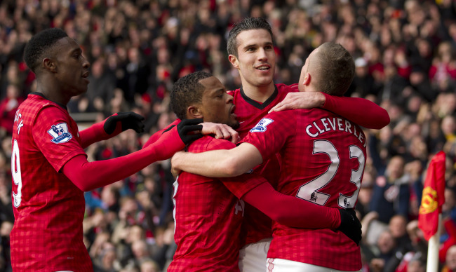 Manchester United’s Robin van Persie (second from right) celebrates with teammates after scoring against Liverpool during their English Premier League soccer match at Old Trafford Stadium, Manchester, England, Sunday.    AP-Yonhap News