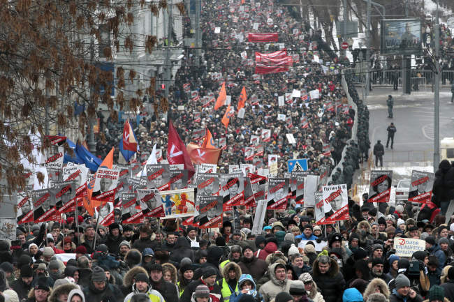 People march during a protest rally in Moscow on Sunday.   AP-Yonhap News