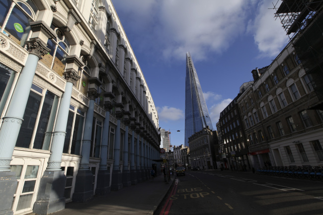 The Shard tower (center) stands above rows of period houses and offices in London.  Bloomberg-Yonhap News