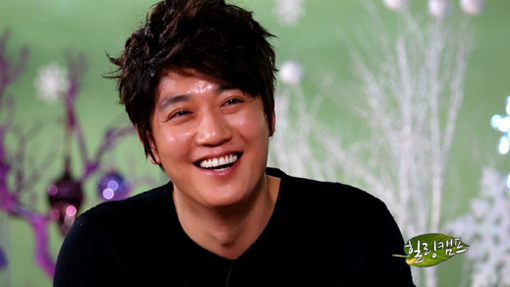 김래원(배우)
배우 김래원(32)이 자신의 첫사랑이 데뷔 초 함께 작품을 했던 한 살 연상의 여배우라고 밝혀 그 주인공에 관심이 집중되고 있다.
김래원은 최근 녹화진행된 SBS ‘힐링캠프, 기쁘지 아니한가’에 출연해 “첫사랑은 한 살 연상의 여배우였다”며 “함께 작품을 하면서 만난 여배우 때문에 어머니가 준 금목걸이·전축 등 집안 살림을 다 내다 팔았다”고 깜짝 고백했다.