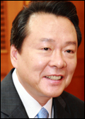 노현송(공무원/강서구청장)
남은 임기 1년6개월여, 노현송<사진> 강서구청장은 남은 구정 최대의 목표로 ‘마곡단지의 성공적인 유치 및 안정화’를 꼽았다. 마곡단지는 서울시에서 상대적으로 낙후돼 있는 강서구 미래의 사활이 걸려 있다는 판단에서다.