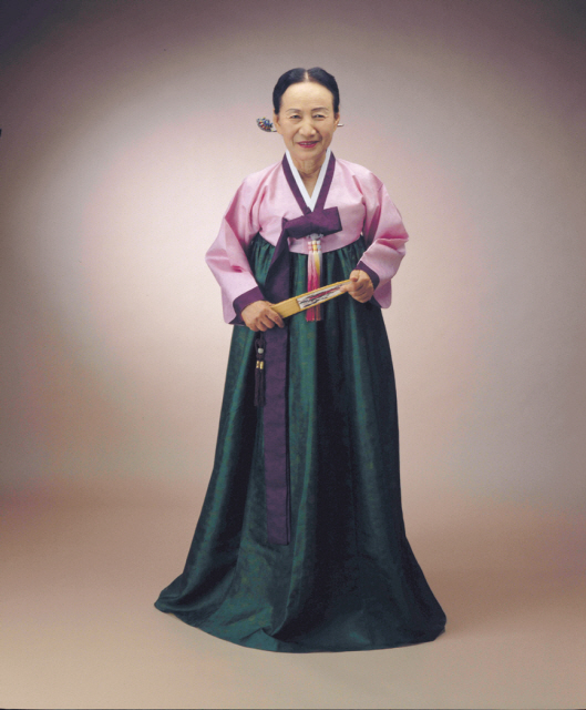 박송희(판소리명창)
뮤직 프로듀서이자 사진작가인 김영일씨(52)는 한국전통 고유의 소리와 이미지를 보존하고 있다.김씨는 한국 전통 음악인 국악 연주자들의 모습을 사진에 담고 국내에서 유일하게 국악 앨범을 제작하고 있다.