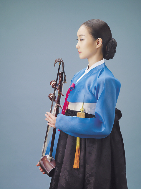 김유나(해금연주자)
뮤직 프로듀서이자 사진작가인 김영일씨(52)는 한국전통 고유의 소리와 이미지를 보존하고 있다.김씨는 한국 전통 음악인 국악 연주자들의 모습을 사진에 담고 국내에서 유일하게 국악 앨범을 제작하고 있다.
박송희 판소리 명창(위)과 해금 연주자 김유나