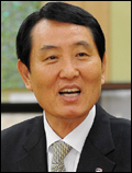 성세환(금융인/부산은행장)
성세환<사진> 부산은행장은 ‘강하고 빠른 은행’으로의 체질 개선을 올해 경영의 최대목표로 설정했다. 불확실한 경제여건과 저성장ㆍ저금리 기조 지속에 따른 위기 상황을 돌파하기 위해 조직운영의 효율성을 높이겠다는 의지다.