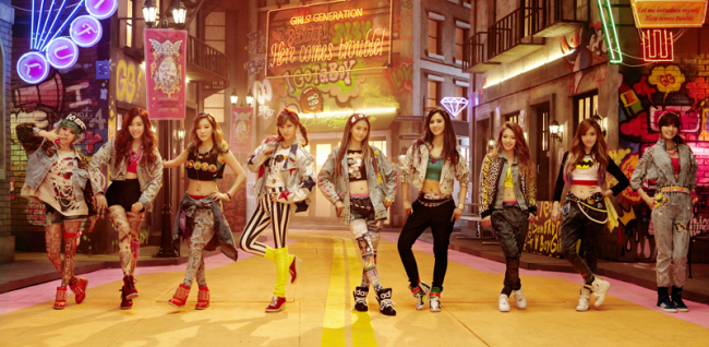 소녀시대(가수/걸그룹)
소녀시대가 ‘아이 갓 어 보이(I Got a Boy)’로 각종 음악 차트 1위를 휩쓸었다.
지난 1일 출시된 소녀시대의 정규 4집 ‘아이 갓 어 보이’는 음반 판매량 집계사이트 한터차트에서 지난주에 이어 2주 연속 1위를 차지했다. 또한 앨범과 동명 타이틀곡 ‘아이 갓 어 보이’는 지난주에 방송된 Mnet ‘엠카운트다운’, KBS ‘뮤직뱅크’ 등 음악 순위 프로그램에서도 1위를 석권했다.