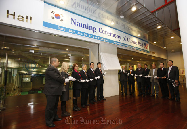 Hankuk University of Foreign Studies President Park Chul (sixth from left), U.S. Minister Counselor for Public Affairs Brent Byers (seventh from right), and Uzbek Ambassador Vitali Fen (fifth from right), dean of the Seoul Diplomatic Corps, attend a ceremony to rename the HUFS auditorium after U.S. President Barack Obama on Monday.   HUFS