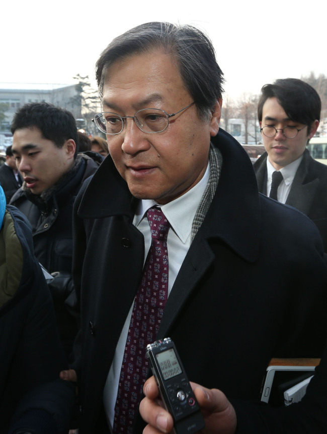 최대석(외교국방통일위원/교수)
<YONHAP PHOTO-0728> 사의 표명한 최대석 외교국방통일 위원 (서울=연합뉴스) 13일 일신상의 이유로 사의를 표명한 대통령직 인수위원회 최대석 외교.국방.통일 위원. 사진은 지난 8일 인수위 사무실로 출근하는 모습. 2013.1.13 << 연합뉴스 DB >> dohh@yna.co.kr/2013-01-13 15:46:34/ <저작권자 ⓒ 1980-2013 ㈜연합뉴스. 무단 전재 재배포 금지.>
Choi Dae-seok