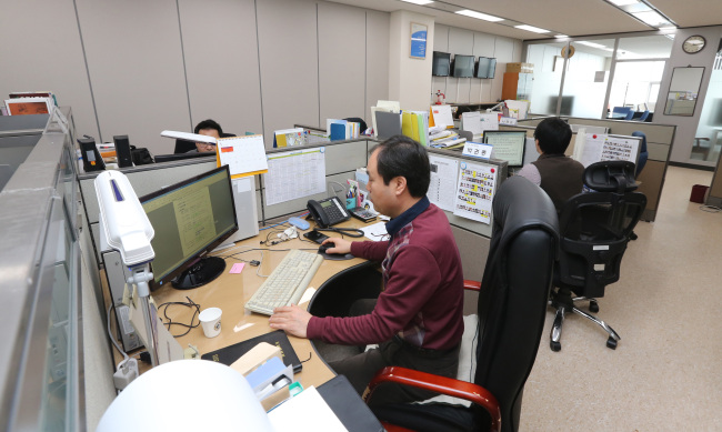 Public employees work at the Sejong Government Complex.   Yonhap News