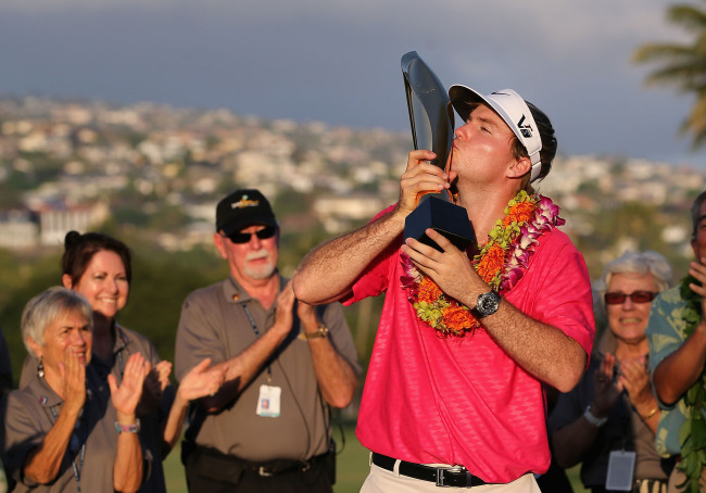 러셀 헨리(Russell Henley/골프선수)
Russell Henley celebrates with the Sony Open trophy after winning in the final round at Waialae Country Club in Honolulu on Sunday.      AFP-Yonhap News
