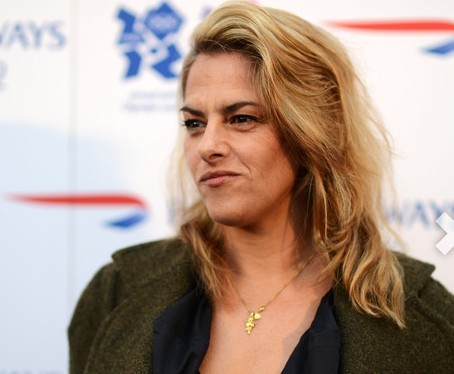 트레이시 에민(Tracey Emin/작가)
작은 텐트 속에 자수, 또는 아플리케 기법으로 자신과 잠을 잤던 102명의 이름을 일일이 새겨넣은 ‘나와 함께 잤던 모든 사람들(Everyone I Have Ever Slept With)1963-1995’이라는 도발적인 작품으로 잘 알려진 영국 작가 트레이시 에민(Tracey Emin, 50)이 영국 왕실로부터 훈장을 받는다.
에민은 영국의 시각예술 부문에 기여한 공로로 왕실훈장을 받는다. 그는 2012런던올림픽및 장애인올림픽 포스터를 디자인했으며, 성화 봉송주자로도 뛰었다.