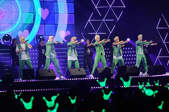 비에이피(B.A.P/가수/남자그룹)
그룹 비에이피(B.A.P)가 이례적으로 데뷔 1년 만에 단독콘서트를 개최하는 가운데 그 성공 가능성 여부에 이목이 집중되고 있다.
TS엔터테인먼트 측은 1월 14일 “비에이피가 오는 2월 23일, 24일 양일간 서울 올림픽 공원 올림픽홀에서 단독콘서트 ‘B.A.P LIVE ON EARTH SEOUL’를 개최한다”고 밝혔다.