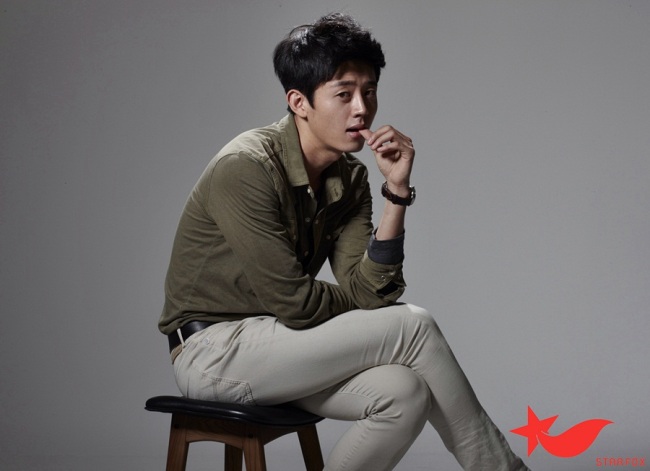 지훈(이지훈/배우)
KBS2 TV ‘학교 2013’에서 이지훈으로 출연, 시청자들의 열렬한 지지를 받고 있는 신인배우 지훈이 모델로서의 매력이 담긴 화보를 공개했다.
이번 화보에서 지훈은 184cm의 늘씬하고 스마트한 외모를 바탕으로 캐주얼룩을 모델 못지않게 완벽하게 소화, 촬영 현장에 있던 스태프들로부터 당장 모델로 데뷔해도 되겠다는 찬사를 들었다는 후문이다.