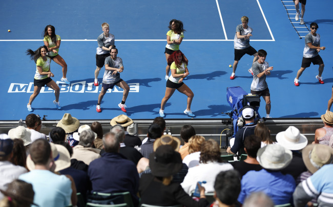 <YONHAP PHOTO-0907> Entertainers perform the Gangnam Style dance on Margaret Court Arena during a break in the first round match between China's Li Na and Kazakstan's Sesil Karatantcheva at the Australian Open tennis championship in Melbourne, Australia, Monday, Jan. 14, 2013. (AP Photo/Andy Wong)/2013-01-14 12:22:07/ <저작권자 ⓒ 1980-2013 ㈜연합뉴스. 무단 전재 재배포 금지.>
Entertainers perform the   Gangnam Style dance on Margaret Court Arena  at the Australian Open tennis championship in Melbourne on Monday.    AP-Yonhap News