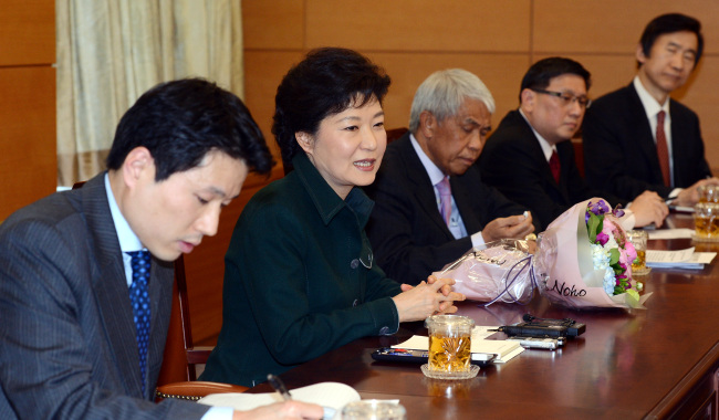 President-elect Park Geun-hye meets diplomats from Southeast Asian nations at her office in Seoul on Monday. From right are transition committee member Yun Byung-se, Ambassador Peter Tan Hai Chuan of Singapore and Ambassador Dato Harun Ismail of Brunei.   Yonhap News