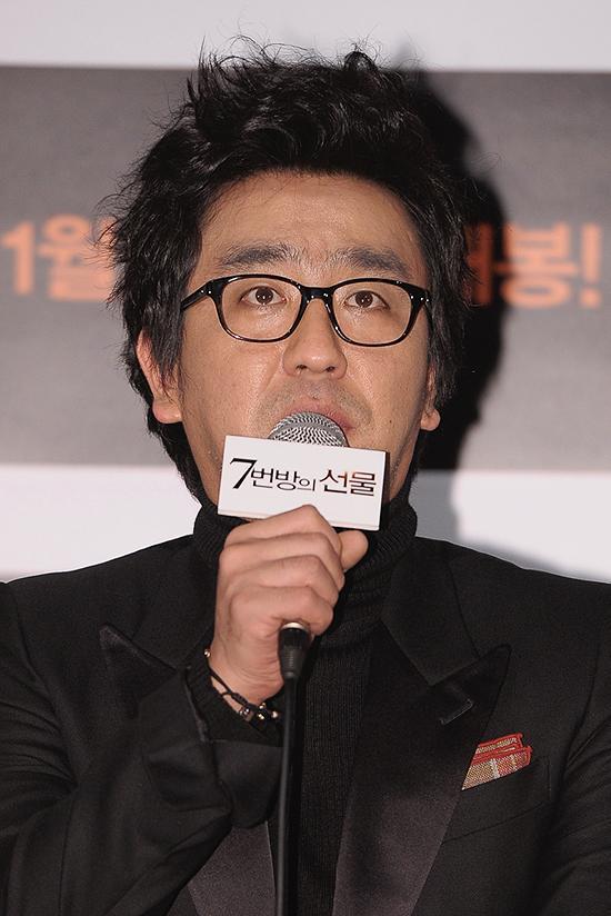 류승룡(배우)
배우 류승룡이 극중 6살 지능을 지닌 아빠 연기에 도전한 소감을 밝혔다.
류승룡은 1월 14일 서울 왕십리 CGV에서 열린 영화 ’7번방의 선물’(감독 이환경) 언론배급시사회에 참석해 "전작에서 항상 가해만 했다. 뿌린대로 거둔다고 이번 영화에서는 때린 만큼 맞은 것 같다"고 고충을 전했다.