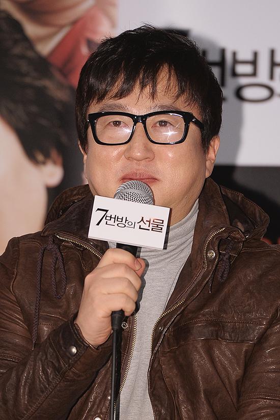 이환경(영화감독)
이환경 감독이 영화 ’7번방의 선물’의 개봉이 미뤄진 이유를 밝혔다.
이환경 감독은 1월 14일 서울 왕십리 CGV에서 열린 영화 ’7번방의 선물’(감독 이환경) 언론배급시사회에 참석해 취재진과 만났다.