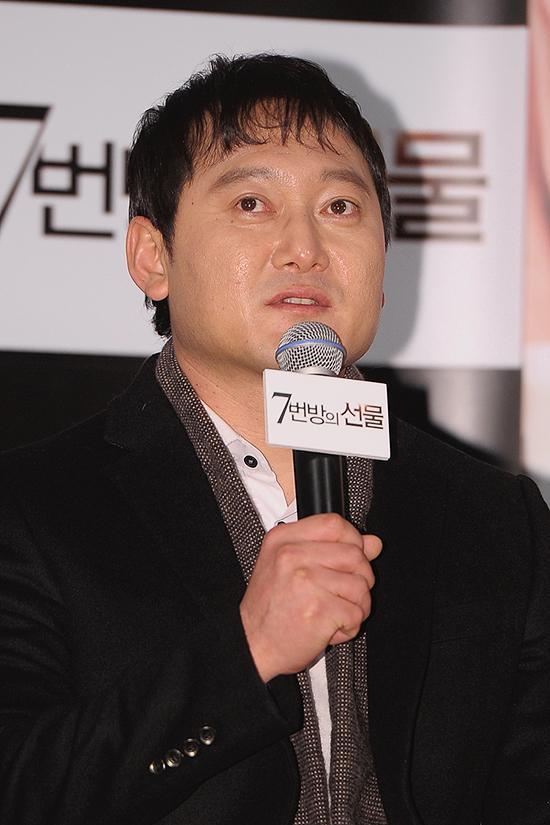 정만식(배우)
배우 정만식이 실제 미혼이지만 아이 아빠 역에 도전한 소감을 밝혔다.
정만식은 1월 14일 서울 왕십리 CGV에서 열린 영화 ’7번방의 선물’(감독 이환경) 언론배급시사회에 참석해 취재진과 만났다.
