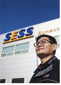 김차현(기업인/세스 대표)
1월 ‘이달의 기능한국인’으로 김차현(49) 세스 대표가 선정됐다. 고용노동부와 한국산업인력공단이 선정하는 이달의 기능한국인 73번째 수상자인 김 대표는 전력변환장치(Power Converter) 분야 전문기술인 출신 CEO로서, 우리나라 반도체 산업을 세계 수준으로 끌어올릴 수 있도록 기술 기반을 마련 하는데 기여했다. 그는 현업과 학교를 오가면서 전기전문가의 꿈을 현실로 만들 수 있었다.