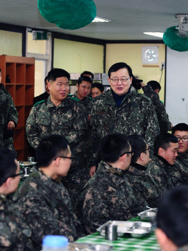 홍석우(지식경제부 장관)
홍석우 지식경제부 장관은 지난 14일 국군장병들을 격려하기 위해 경기도 포천군 육군 6사단 사령부와 철원군 예하 대대를 방문해 국군장병들과 식사를 함께하고 내무반 시설을 둘러본 후 격려금을 전달했다.