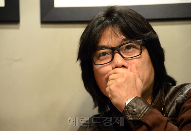 영화 '타워' 김지훈 감독. 박해묵 기자/mook@heraldcorp.com
영화 '타워' 김지훈 감독. 박해묵 기자/mook@heraldcorp.com
최근 서울 역삼동의 한 카페에서 만난 김지훈 감독은 “이번 작품은 저에게도 힐링 무비였다”고 말했다.  박해묵 기자/mook@heraldcorp.com