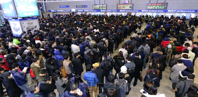 2013년 설날 기차표 예매가 시작된 15일 오전 시민들이 고향으로 가는 기차표 예매를 위해 서울역 창구에 길게 줄지어 기다리고 있다. 박해묵 기자/mook@heraldcorp.com
2013년 설날 기차표 예매가 시작된 15일 오전 시민들이 고향으로 가는 기차표 예매를 위해 서울역 창구에 길게 줄지어 기다리고 있다. 박해묵 기자/mook@heraldcorp.com