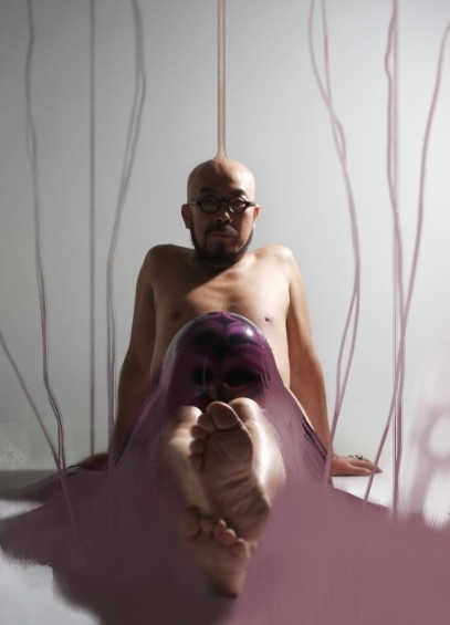 이상봉(패션디자이너)
디자이너 이상봉이 또다시 옷을 벗었다. 그리곤 카메라 앞에 섰다.
이상봉은 10년지기 사진작가 이엽의 ‘뮤즈’가 돼, 알몸으로 다양한 포즈를 취했다. 그가 누드로 포즈를 취한 것은 이번이 처음은 아니다. 그런데 이번에는 실오라기 하나 걸치지않은 진짜 알몸으로 모델이 됐다.