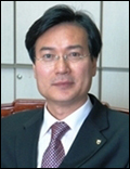 명정식(농협안성교육원 교수)
유명인의 자살에 동조 자살하는 현상을‘베르테르 효과’라 한다. 독일 문호 괴테의 소설 ‘젊은 베르테르의 슬픔’에서 유래된 것으로 유명인의 자살이 보도된 뒤 급증하는 현상을 보고 미국 사회학자 필립스가 붙인 이름이다. OECD국가중 자살률 단연 1위인 우리나라가 불명예를 치유하고 다같이 행복한 세상을 고민해야 할 때다.
