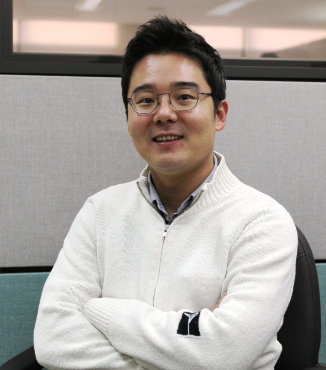 김성준(금융인/KB국민은행대리)
친근하고 고전적인 브랜드에 젊음과 역동성을 덧입힐 수 있을까. KB국민카드가 엠넷의 오디션 프로그램 ‘슈퍼스타K(슈스케)’의 협찬을 결정한 배경에는 이런 고민이 있었다. “어렸을 때부터 봐온 국민은행은 ‘아빠가 다니는 은행’이었어요. 믿음직하고 안정적이지만 동시에 고루하고 보수적인 이미지도 있었죠.” 슈스케 마케팅을 담당한 KB국민카드 광고팀 김성준<사진> 대리의 말투는 나긋했지만 브랜드에 대한 철학은 단호했다. “보수적인 이미지는 은행으로서 결코 나쁜 게 아니에요. 단, 동시에 젊고 신선한 느낌을 주자는 목표를 세웠죠.”
