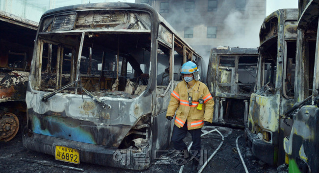 15일 오전 3시2분께 서울 강서구 외발산동 영인운수 버스차고지에서 불이나 버스 30대가 전소하고 8대 일부가 불에 탄 가운데 소방관이 화재현장을 조사하고 있다.<br />김명섭 기자 msiron@heraldcorp.com
15일 오전 3시2분께 서울 강서구 외발산동 영인운수 버스차고지에서 불이나 버스 30대가 전소하고 8대 일부가 불에 탄 가운데 소방관이 화재현장을 조사하고 있다.
김명섭 기자 msiron@heraldcorp.com