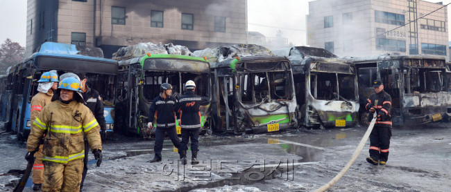 15일 오전 3시2분께 서울 강서구 외발산동 영인운수 버스차고지에서 불이나 버스 30대가 전소하고 8대 일부가 불에 탄 가운데 소방관들이 잔불을 정리하고 있다.<br />김명섭 기자 msiron@heraldcorp.com
15일 오전 3시2분께 서울 강서구 외발산동 영인운수 버스차고지에서 불이나 버스 30대가 전소하고 8대 일부가 불에 탄 가운데 소방관들이 잔불을 정리하고 있다.
김명섭 기자 msiron@heraldcorp.com
