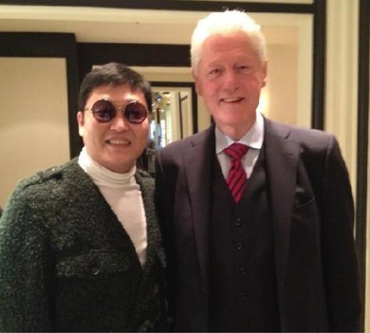 싸이(박재상/가수),빌 클린턴(Bill Clinton/전 미국대통령)
국제가수 싸이가 이번엔 빌 클린턴 전 미국 대통령과 함께 찍은 사진을 공개해 화제다. 싸이는 15일 오전 자신의 트위터에 “I just met the greatest saxophone artist on the planet...President Clinton!!!(방금 지구상에서 가장 뛰어난 색소폰 연주자를 만났다. 클린턴 대통령!!!”이라는 글과 함께 사진을 게재했다.
사진=싸이 트위터