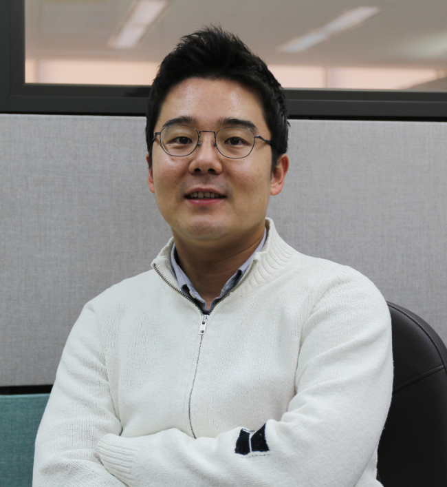 김성준(금융인/KB국민은행대리)
친근하고 고전적인 브랜드에 젊음과 역동성을 덧입힐 수 있을까. KB국민카드가 엠넷의 오디션 프로그램 ‘슈퍼스타K(슈스케)’의 협찬을 결정한 배경에는 이런 고민이 있었다. “어렸을 때부터 봐온 국민은행은 ‘아빠가 다니는 은행’이었어요. 믿음직하고 안정적이지만 동시에 고루하고 보수적인 이미지도 있었죠.” 슈스케 마케팅을 담당한 KB국민카드 광고팀 김성준<사진> 대리의 말투는 나긋했지만 브랜드에 대한 철학은 단호했다. “보수적인 이미지는 은행으로서 결코 나쁜 게 아니에요. 단, 동시에 젊고 신선한 느낌을 주자는 목표를 세웠죠.”