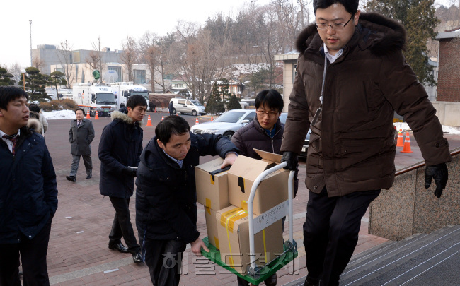 15일 오전 서울 삼청동 대통령직인수위원회로 행정안전부 직원들이 업무보고를 위해 들어서고 있다./안훈기자 rosedale@ 2013.01.15
15일 오전 서울 삼청동 대통령직인수위원회로 행정안전부 직원들이 업무보고를 위해 들어서고 있다./안훈기자 rosedale@ 2013.01.15
행정안전부 직원들이 15일 오전 서울 삼청동 대통령직인수위원회로 업무보고를 위해 들어서고 있다. 인수위는 이날 행안부를 비롯해 교육과학기술부, 공정위, 금융위 등으로부터 업무보고를 받았다. 안훈 기자/rosedale@