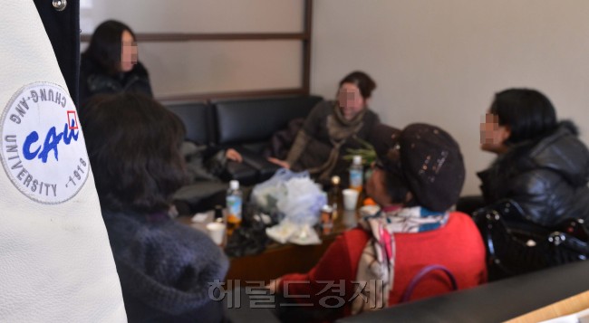 중앙대학교 '1+3 국제 전형' 합격생 학부모들이 15일 오전 서울 동작구 흑석동 중앙대학교 총장실에서 밤샘 점거 농성을 벌이고 있다. '1+3 국제 전형'이란 1년은 국내 대학에서, 3년은 해외 대학에서 공부한 뒤 해외학위를 받는 프로그램으로 교육과학기술부는 이 전형을 불법으로 규정해 해당 전형을 폐쇄했다. <br />이상섭 기자. babtong@heraldcorp.com 2013.01.15
중앙대학교 '1+3 국제 전형' 합격생 학부모들이 15일 오전 서울 동작구 흑석동 중앙대학교 총장실에서 밤샘 점거 농성을 벌이고 있다. '1+3 국제 전형'이란 1년은 국내 대학에서, 3년은 해외 대학에서 공부한 뒤 해외학위를 받는 프로그램으로 교육과학기술부는 이 전형을 불법으로 규정해 해당 전형을 폐쇄했다.
이상섭 기자. babtong@heraldcorp.com 2013.01.15
중앙대학교 ‘1+3국제전형’ 합격생 학부모가 14일 밤부터 서울 동작구 흑석동 중앙대학교 총장실을 점거한 뒤 밤샘 농성을 벌이고 있다. 국내 대학에서 1년, 외국 대학에서 3년을 공부한 뒤 학위를 받는 ‘1+3국제전형’ 폐지와 관련돼 학부모와 학생이 크게 반발하고 있다.  이상섭 기자/babtong@heraldcorp.com