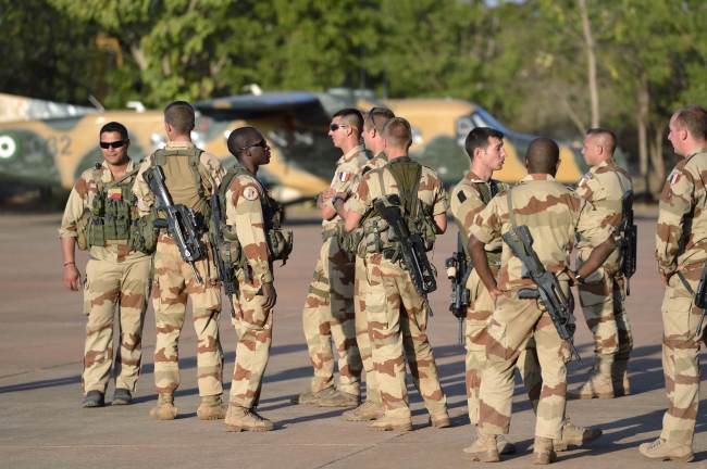 French soldiers stand at the 101 military airbase near Bamako on Monday, before their deployment in northern Mali.   AFP-Yonhap News